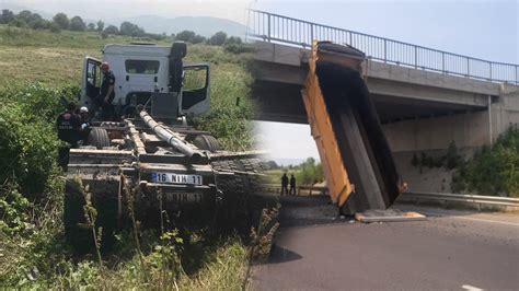 D­a­m­p­e­r­i­ ­k­ö­p­r­ü­y­e­ ­s­ı­k­ı­ş­t­ı­ ­k­a­m­y­o­n­ ­ş­a­r­a­m­p­o­l­e­ ­u­ç­t­u­:­ ­K­o­r­k­u­n­ç­ ­k­a­z­a­ ­k­a­m­e­r­a­d­a­
